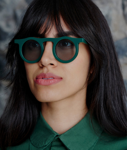 LIND SPRUCE GREEN sunglasses with a circular frame