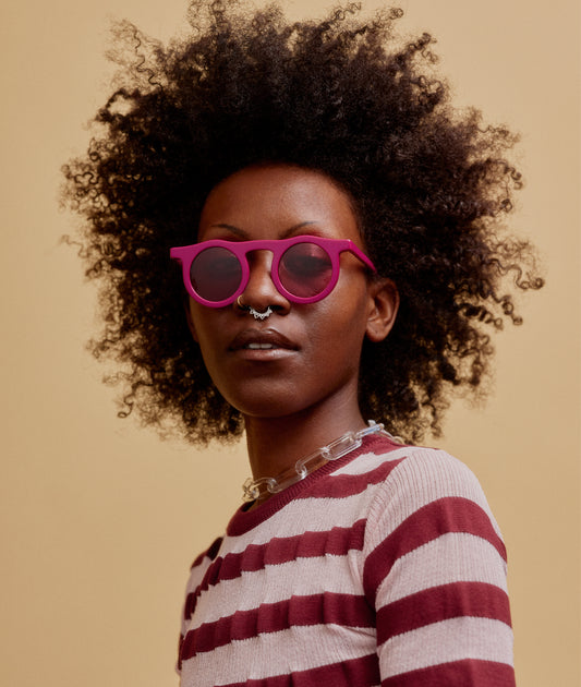 Lind-philo-dark-purple-round-sunglasses-on-model