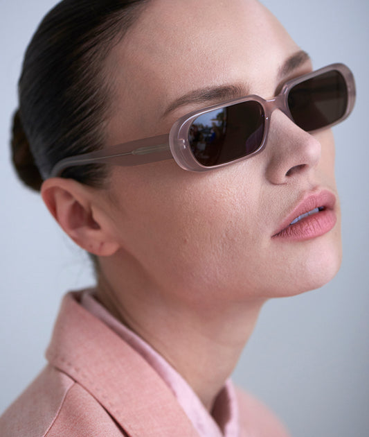 Ovale-neutron-pink-oval-sunglasses-on-model